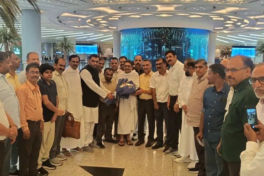 ഉംറ തീർഥാടനത്തിന് ജിദ്ദയിലെത്തി പാണക്കാട് സയ്യിദ് സാദിഖലി ശിഹാബ് തങ്ങൾ; ഊഷ്മള സ്വീകരണം